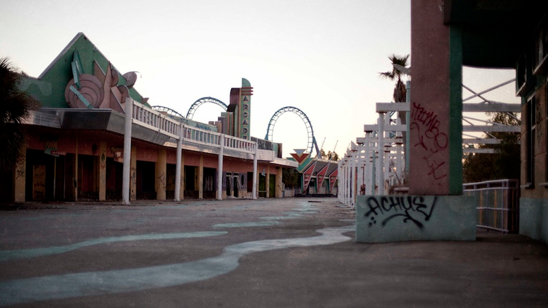 Illustration for article titled The Crumbling Chaos of Abandoned Amusement Parks